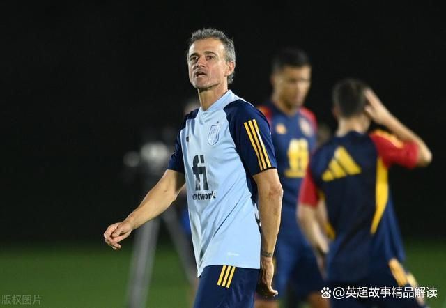 奥斯卡影后斯万克与男友街头激吻 曾有八年婚姻 2013-11-27 当地时间11月25日，法国巴黎，奥斯卡影后希拉里·斯万克和男友Laurent Fleury在街头散步，二人走走停停，深情对望，还忘情激吻，场面甜蜜。